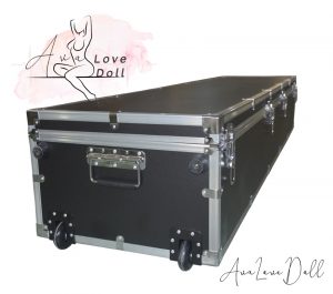Flight Case⚠️La valise de transport est fabriquée en même temps que votre poupée. Elle sera faite sur mesure pour celle-ci. La valise peut être verrouillée par des cadenas (non fourni) et est équipée de roulettes pour faciliter son déplacement. Elle est placée dans un carton renforcé pour être protégée lors du transport.