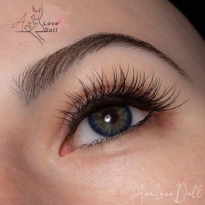 Avec sourcils & cils implantés⚠️Plus réaliste et fragile, fortement conseillé